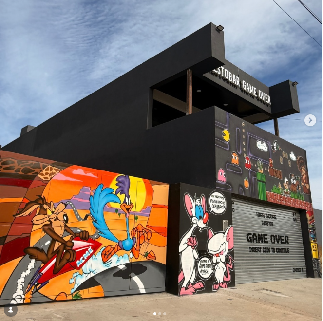 Fachada temática del local comercial Bar Game Over