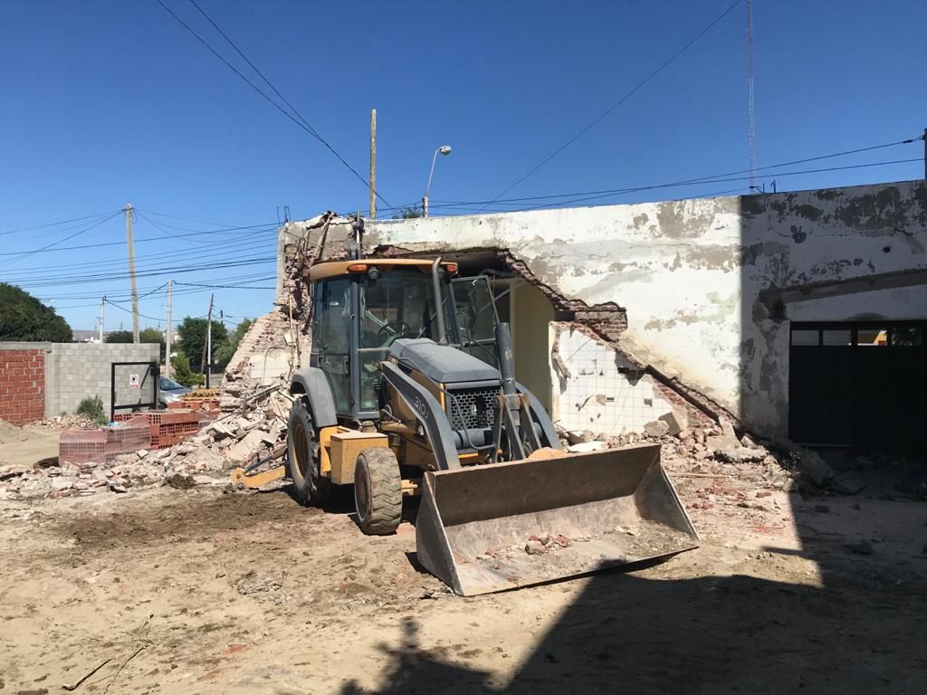 Volar Sin Escalas, foto 12: inicio de la obra y demolición del inmueble existente