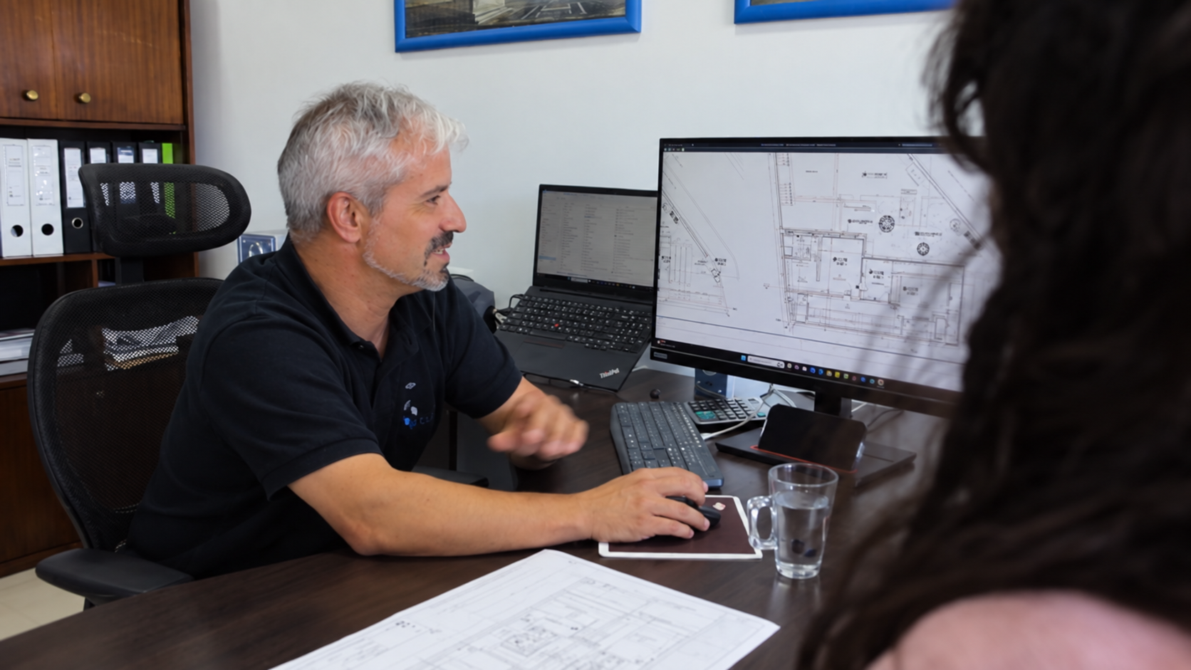 Gustavo Pinto Caetano señalando los planos de una obra